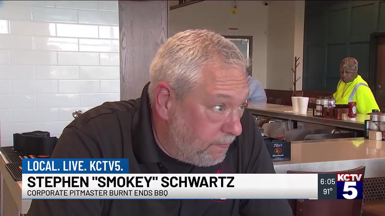 Burnt Ends BBQの店内で取材に応じるスティーブン・シュワルツ氏。画面には氏名と調理責任者という肩書、KCTV5のロゴが表示されている